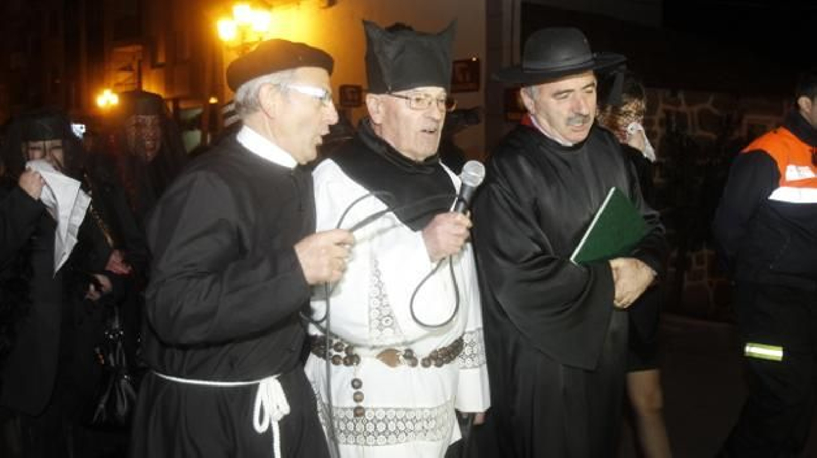 La autoridades eclesiásticas dando el sermón