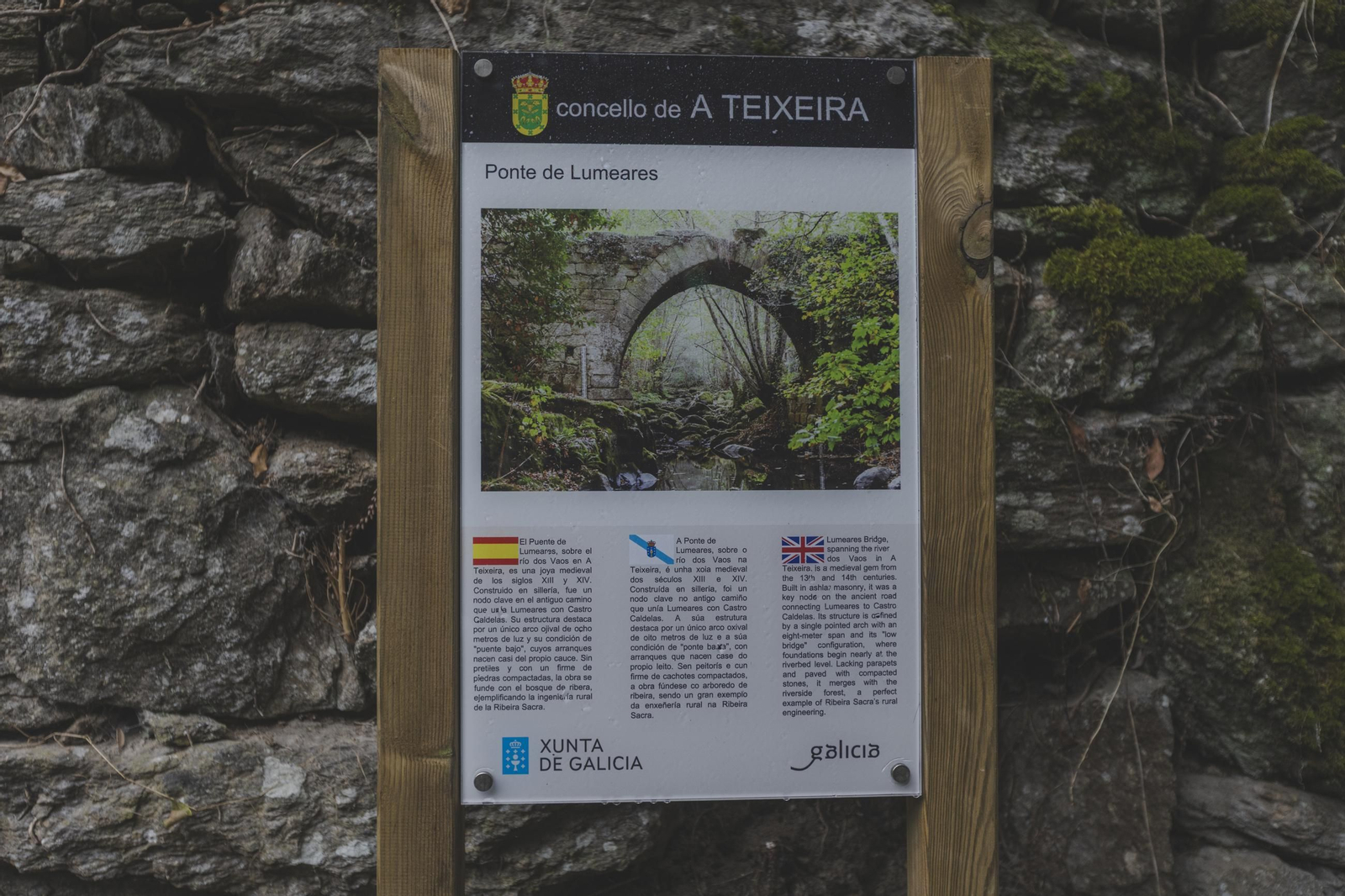 Galería | A Teixeira cierra al paso el puente medieval de Lumeares por riesgo de derrumbe