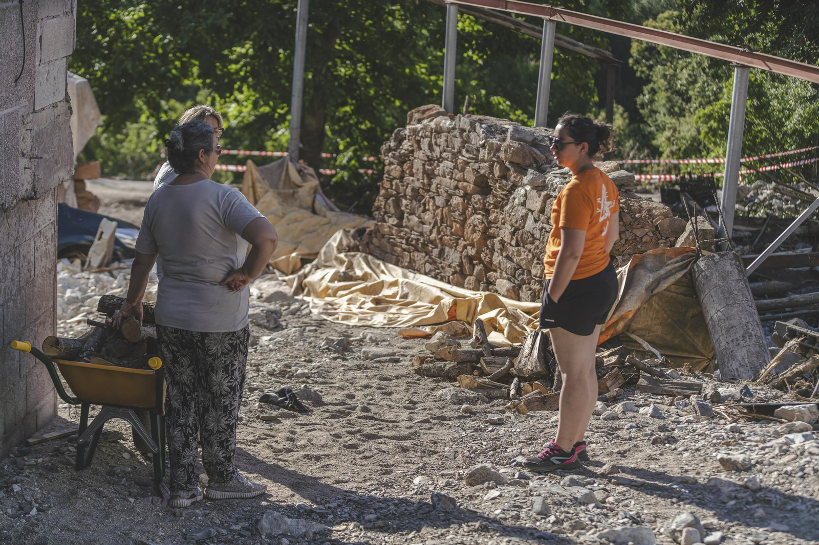 Galería | La huella del desastre dejado por la riada en A Bouza y acentuado por la parálisis, en fotos
