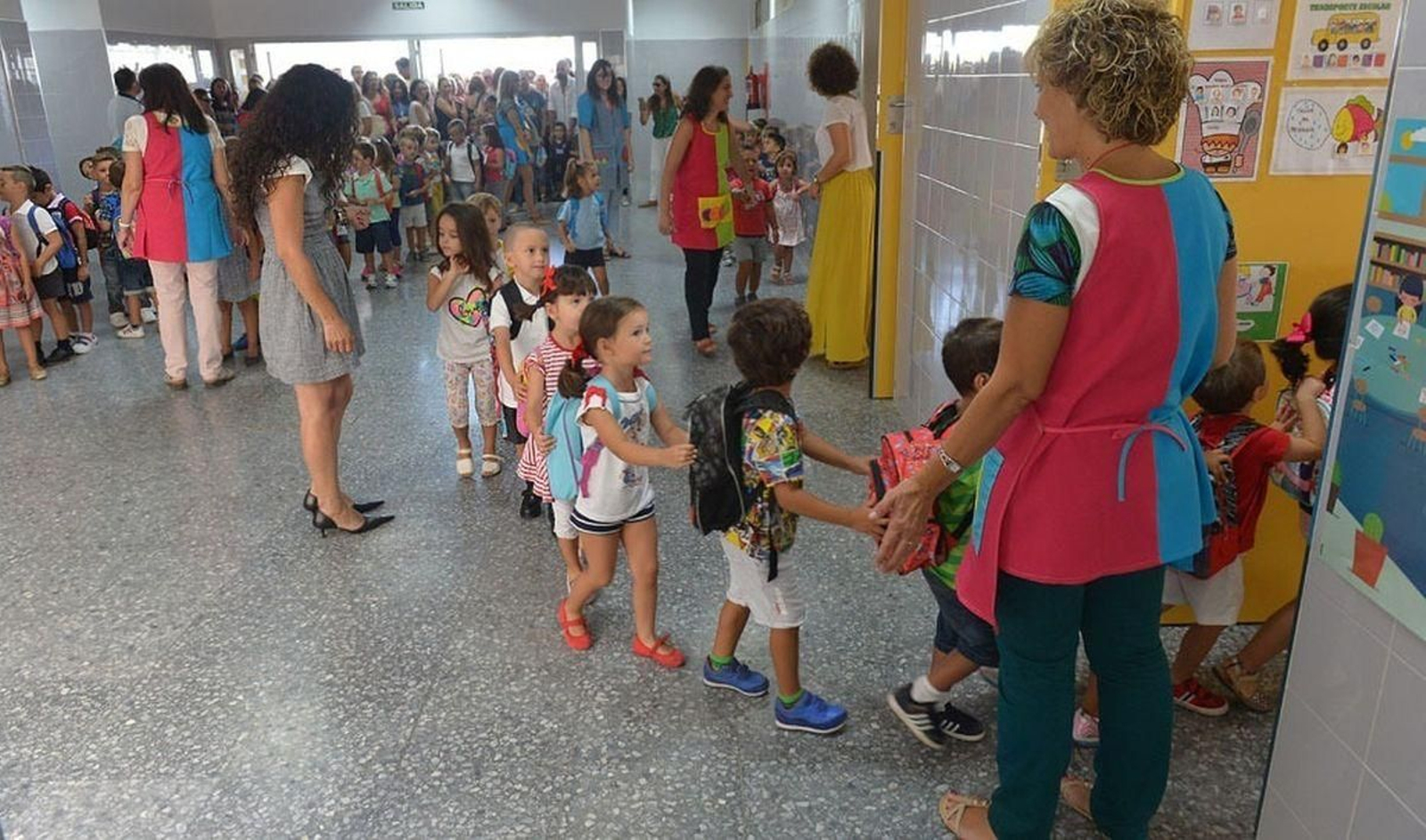 Entrada de alumnos de Infantil a un colegio.