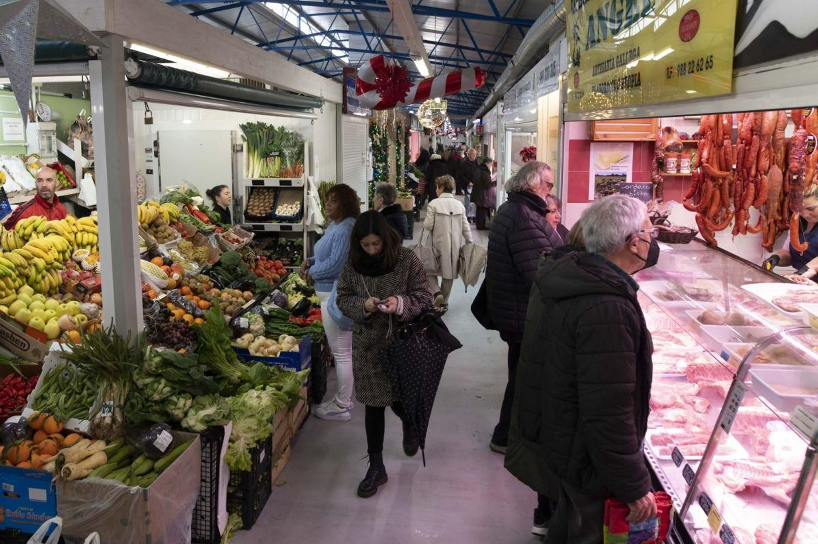 Varios puestos de la Plaza de Abastos de Ourense.