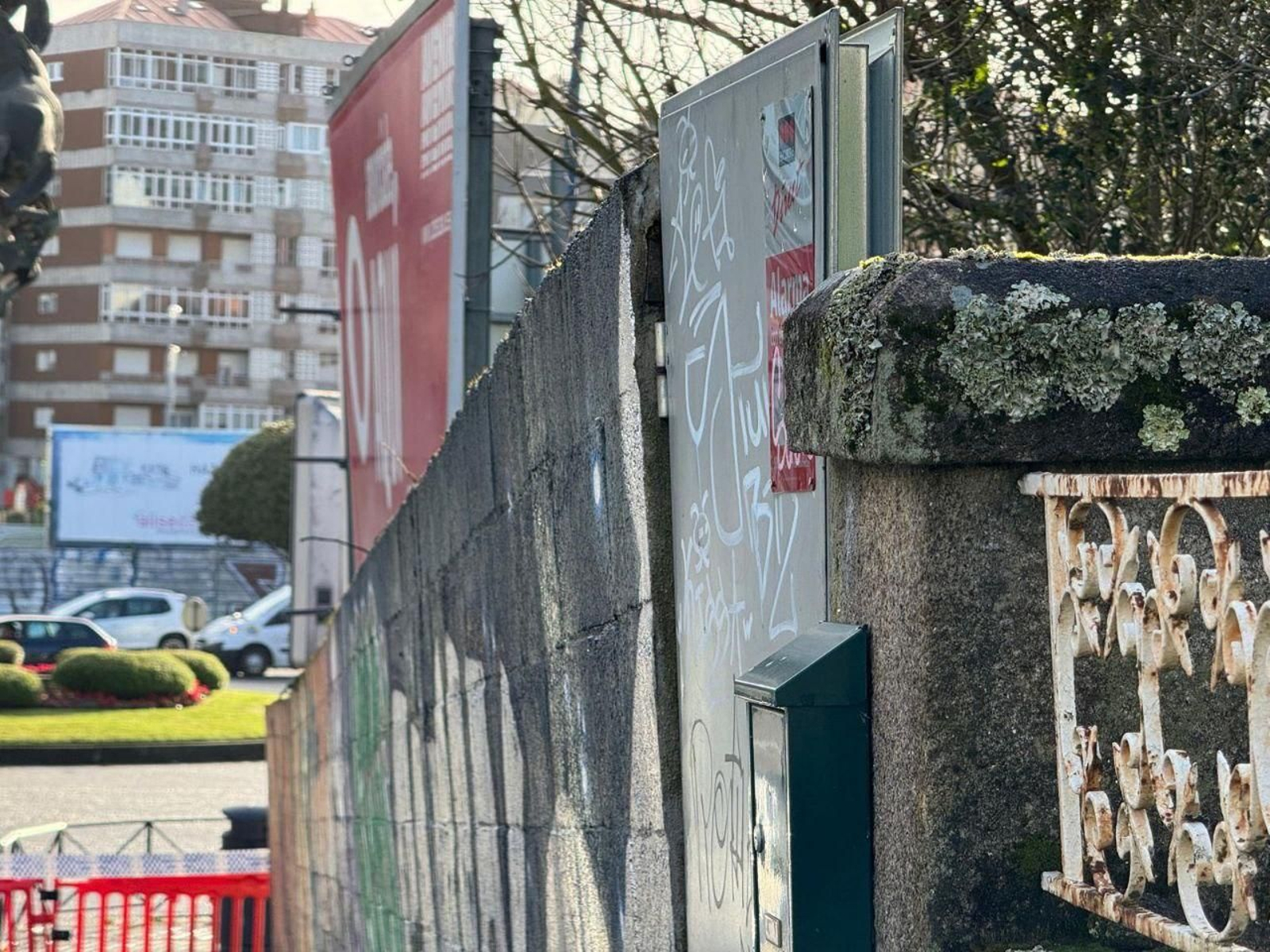 La inclinación del muro situado en la calle Manuel Olivé.