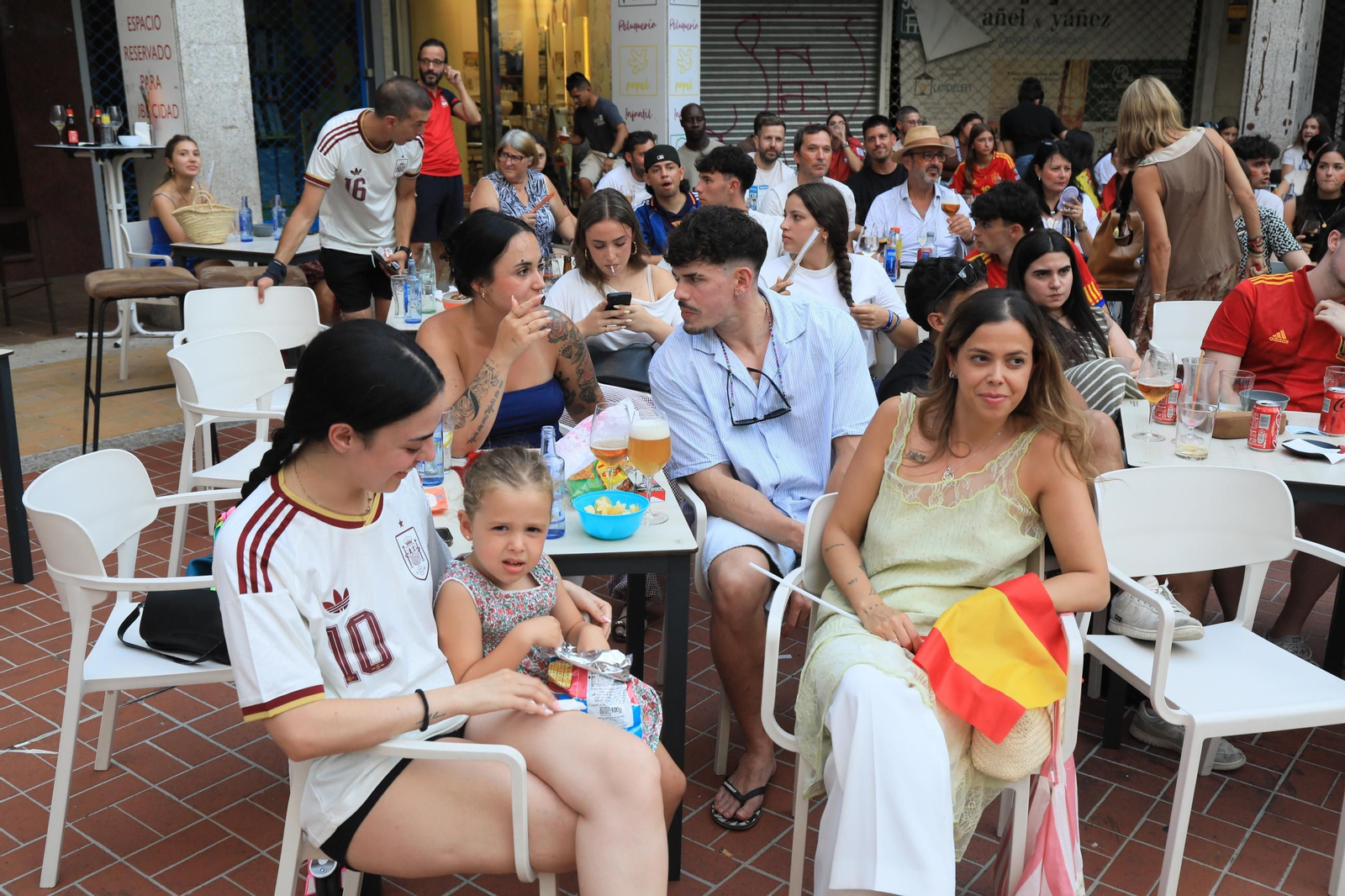 Galería | Ambiente y expectación en las terrazas de Ourense para disfrutar del partido de la selección española ante Portugal , en fotos