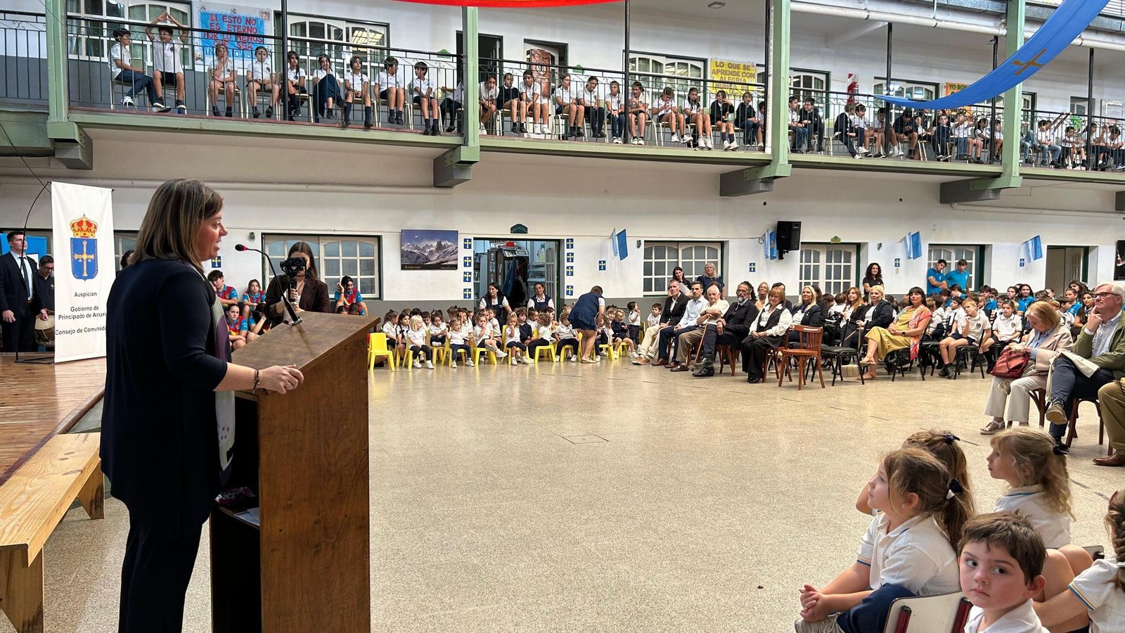 La vicepresidenta del Principado, Gimena Llamedo, dirigiéndose a la comunidad educativa de Santa Fe