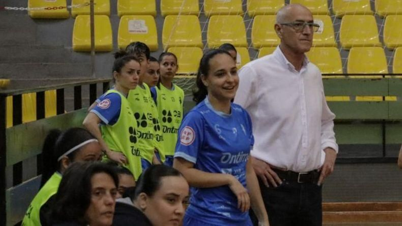 Carlos Navarro, entrenador del Ontime, sigue desde la banda el último partido de local ante el Les Corts.