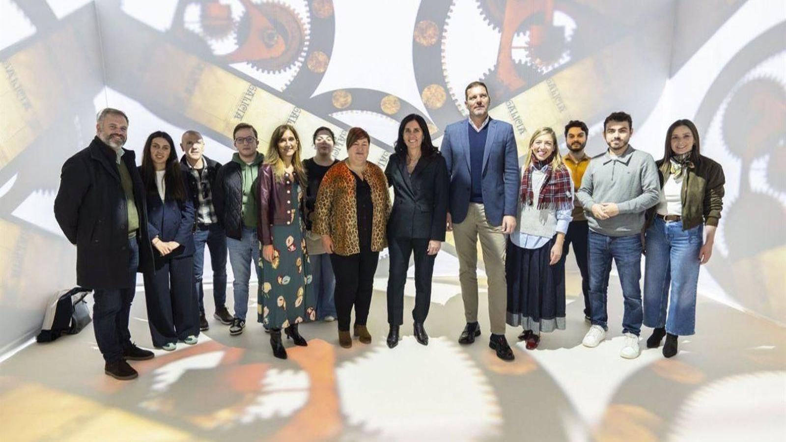 Paula Prado e José López Campos xunto os membros da Comisión de Cultura do partido.