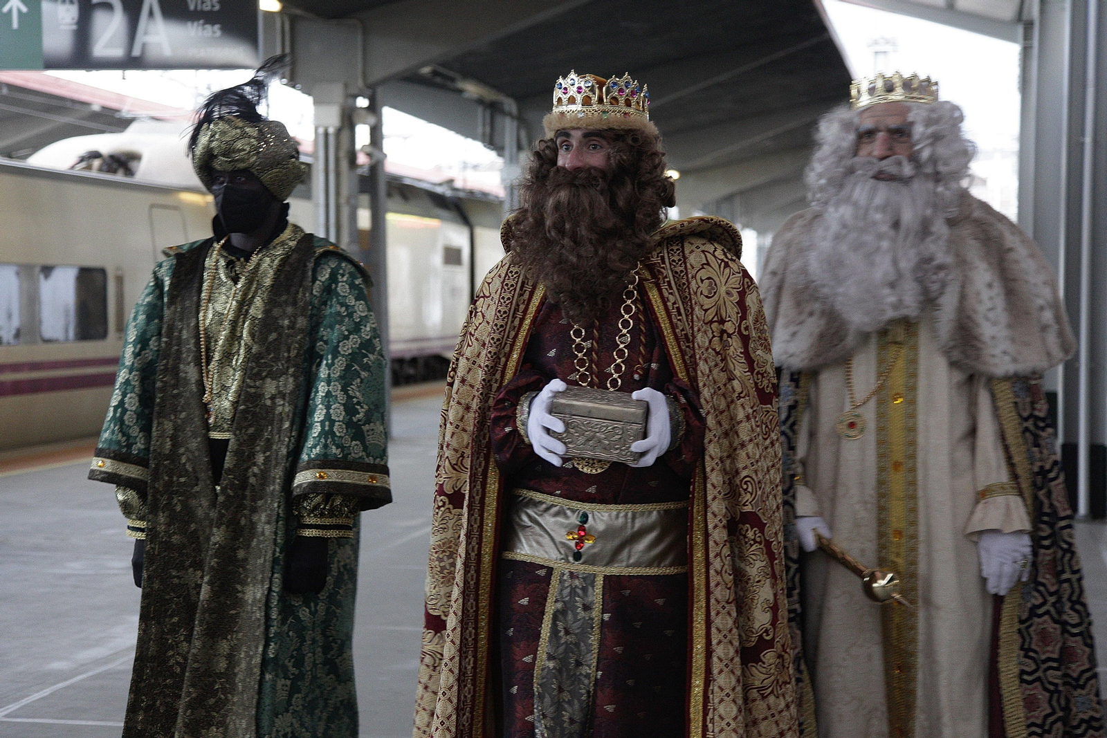 OURENSE. Los Reyes a su llegada en AVE a la ciudad. // Miguel Ángel