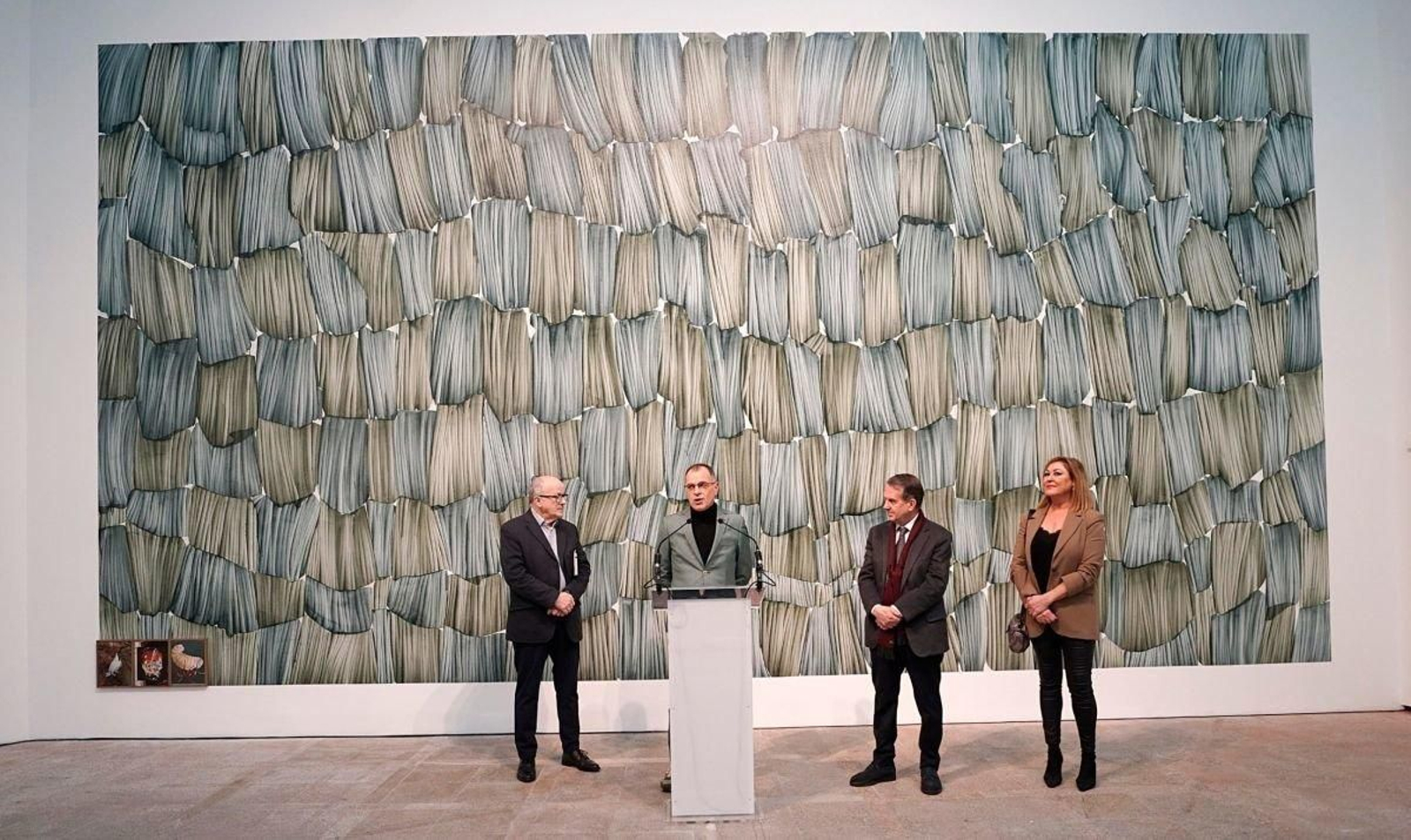 Miguel Fenández, Daniel Verbis, Abel Caballero y Yolanda Aguiar delante del mural de grandes dimensiones.