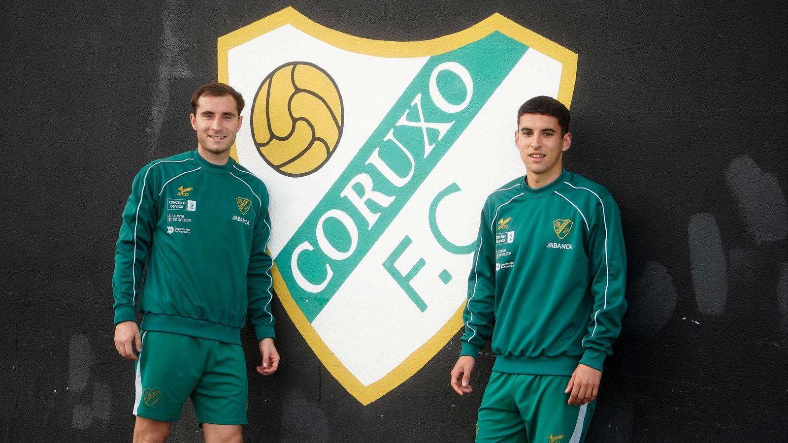 El dúo cántabro posa junto al escudo del Coruxo en Fragoselo.