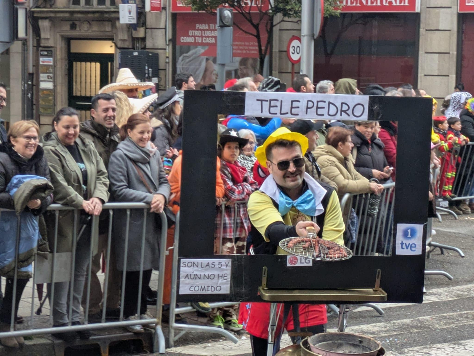 Las televisiones también estuvieron presentes en los desfiles.