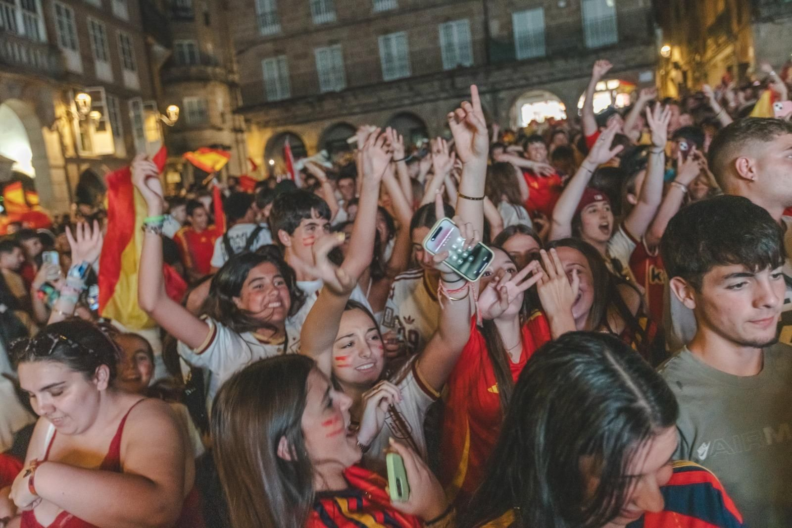 Galería | La ilusión por España en la semifinal tiñe de rojo la provincia de Ourense, en fotos