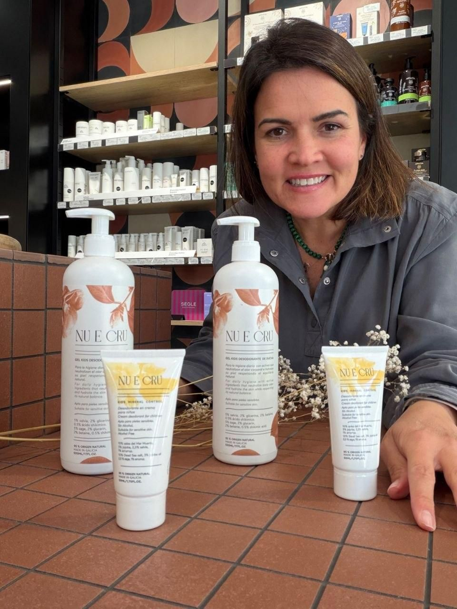 Andrea Domínguez, con los productos, en su farmacia de Redondela.