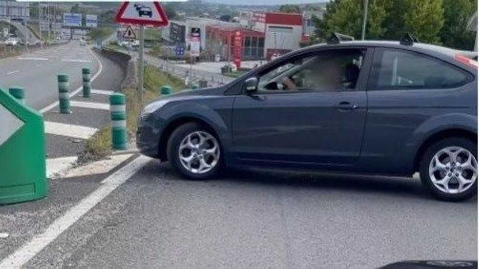 Imagen del coche que se ha vuelto viral tras su acto de inconsciencia, en Galicia.