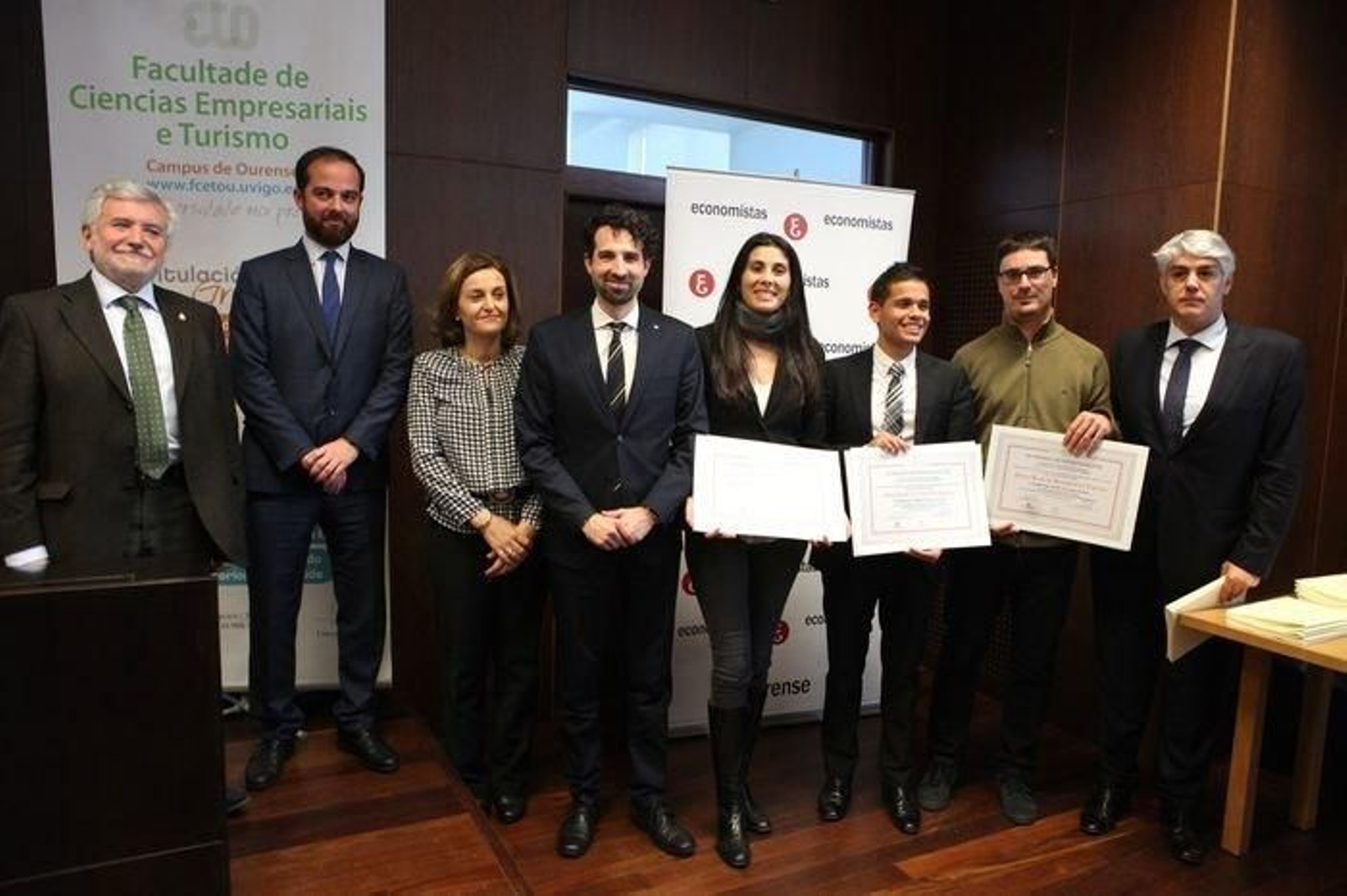 Rosendo Fernández, Julio Iglesias García, Elena Rivo, Virxilio Rodríguez, Silvia Fernández, John Leyton Velásquez, Pablo de Carlos y Guillermo Díez, en la entrega de los 'III Premios de Investigación'.