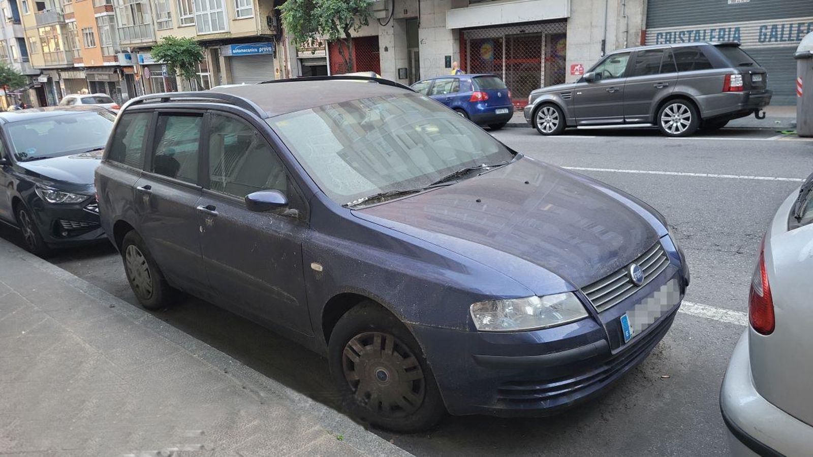 Coche abandonado en la calle.