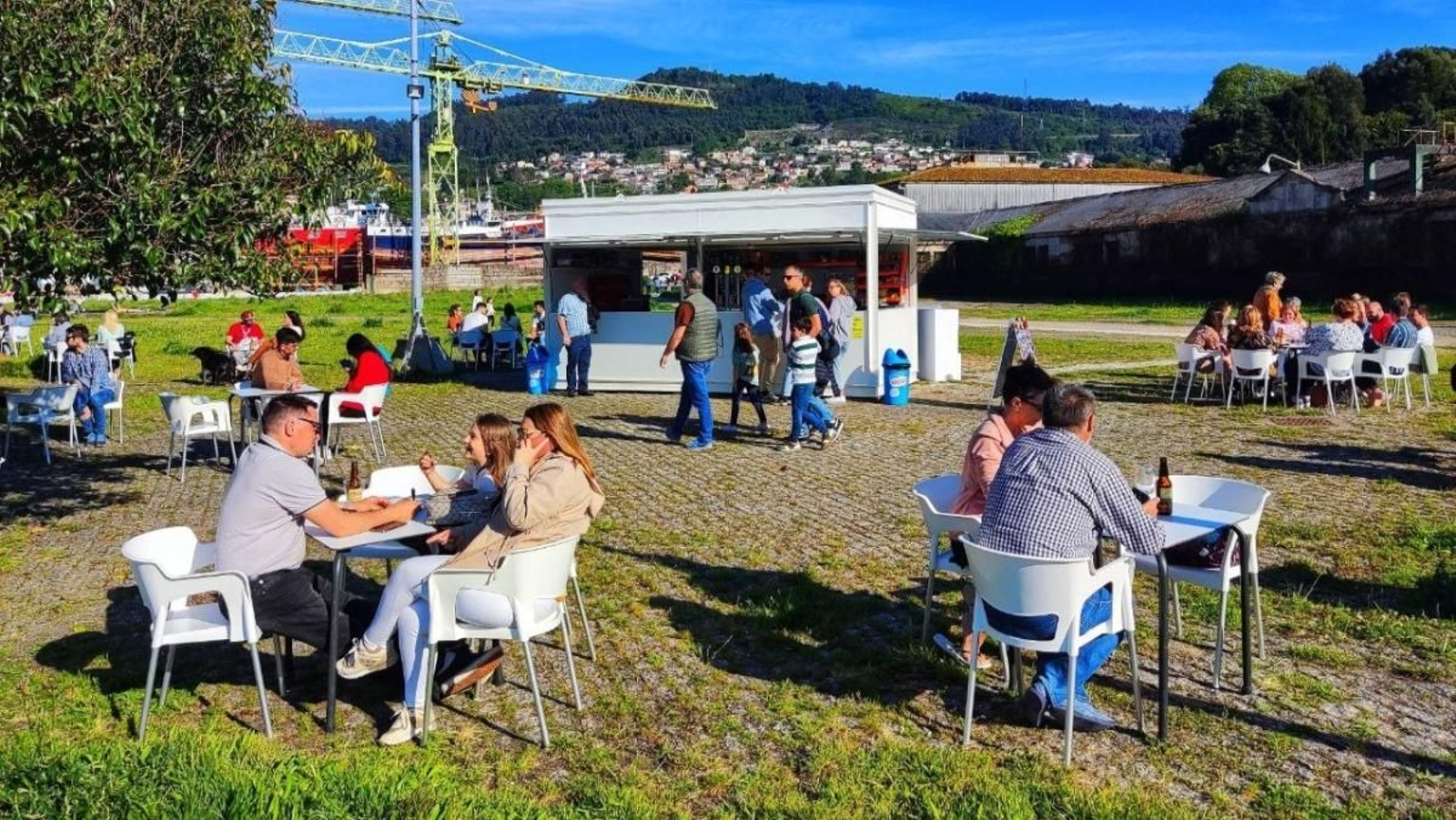 Los chiringos ya estaban plenamente operativos a pie de la playa de A Punta meses antes de la llegada del verano.