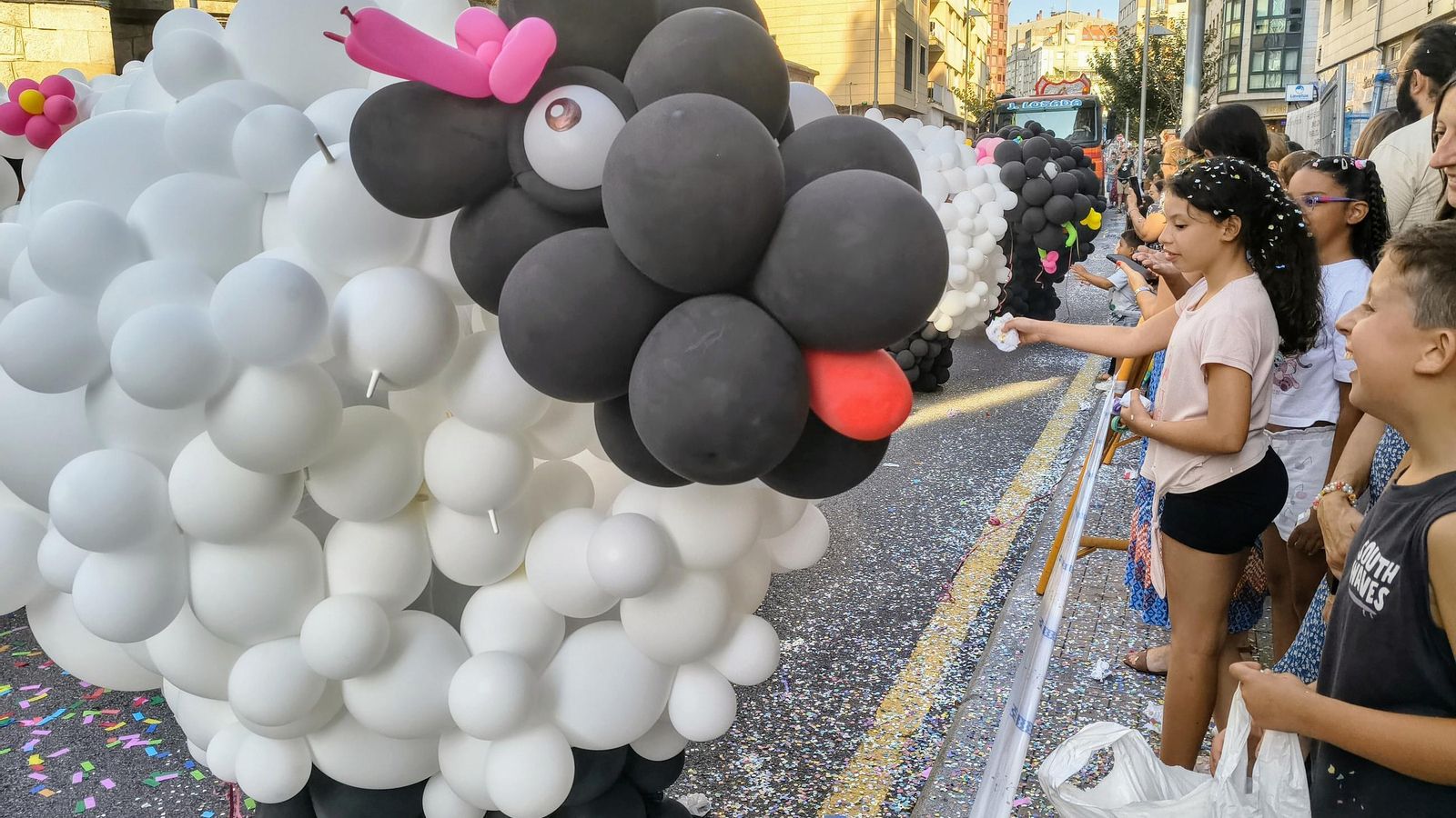 Un grupo de animación en la Batalla de Flores.