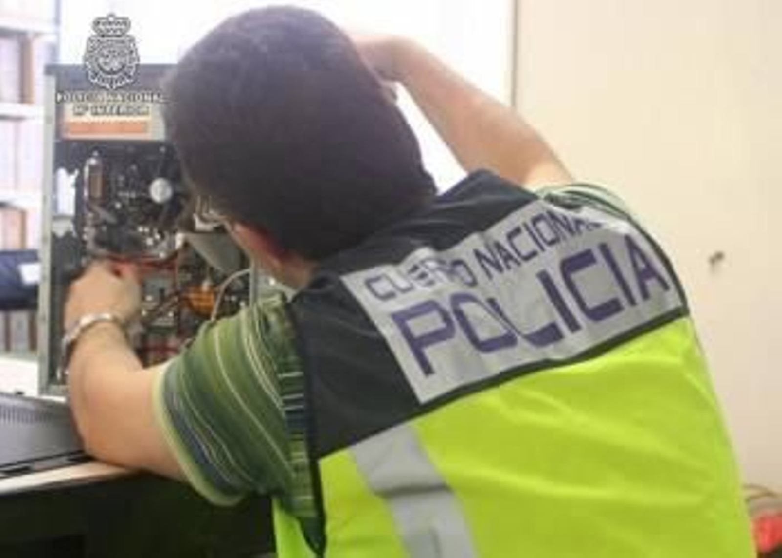 En l a operación se intervino numeros material informático que carecía de licencia para su uso.