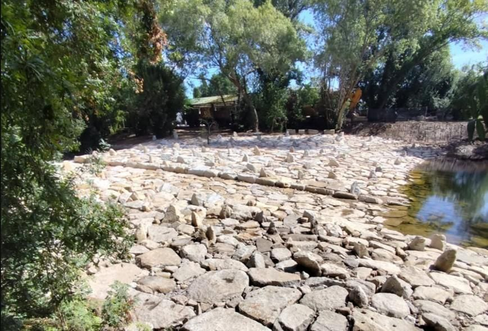 La represa sobre el río Umia, en Cabanelas (Ribadumia), para garantizar el agua hasta A Toxa.