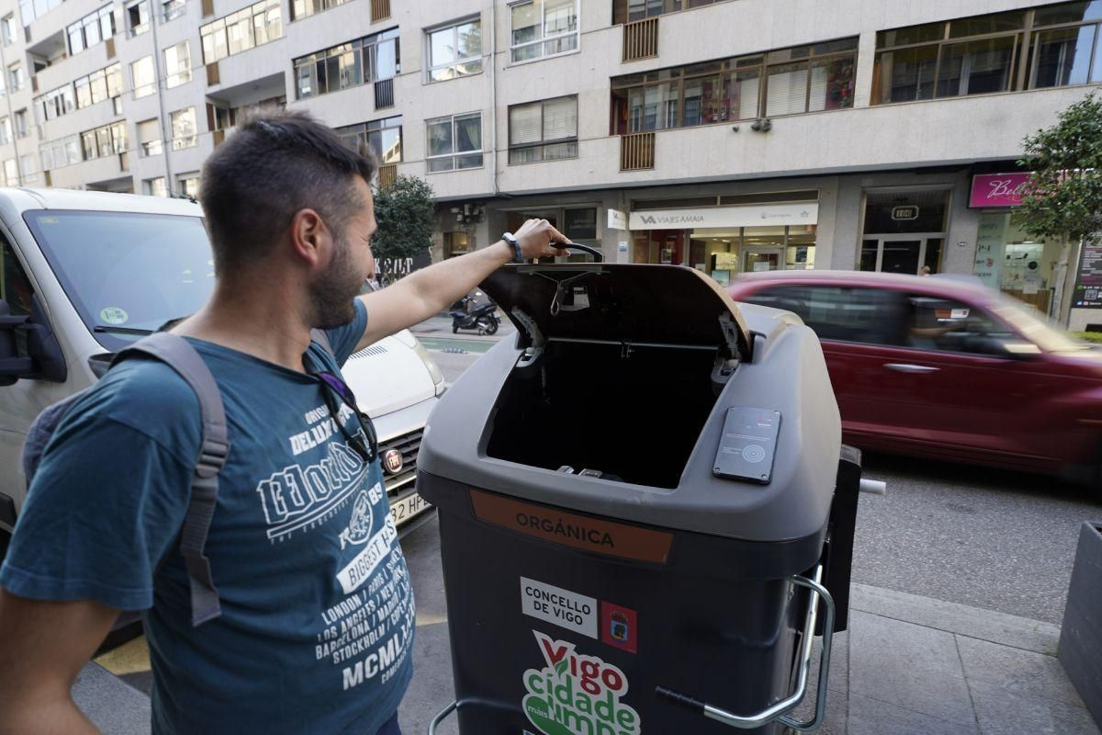 Un vecino abriendo uno de los contenedores marrones que se han instalado en la ciudad.
