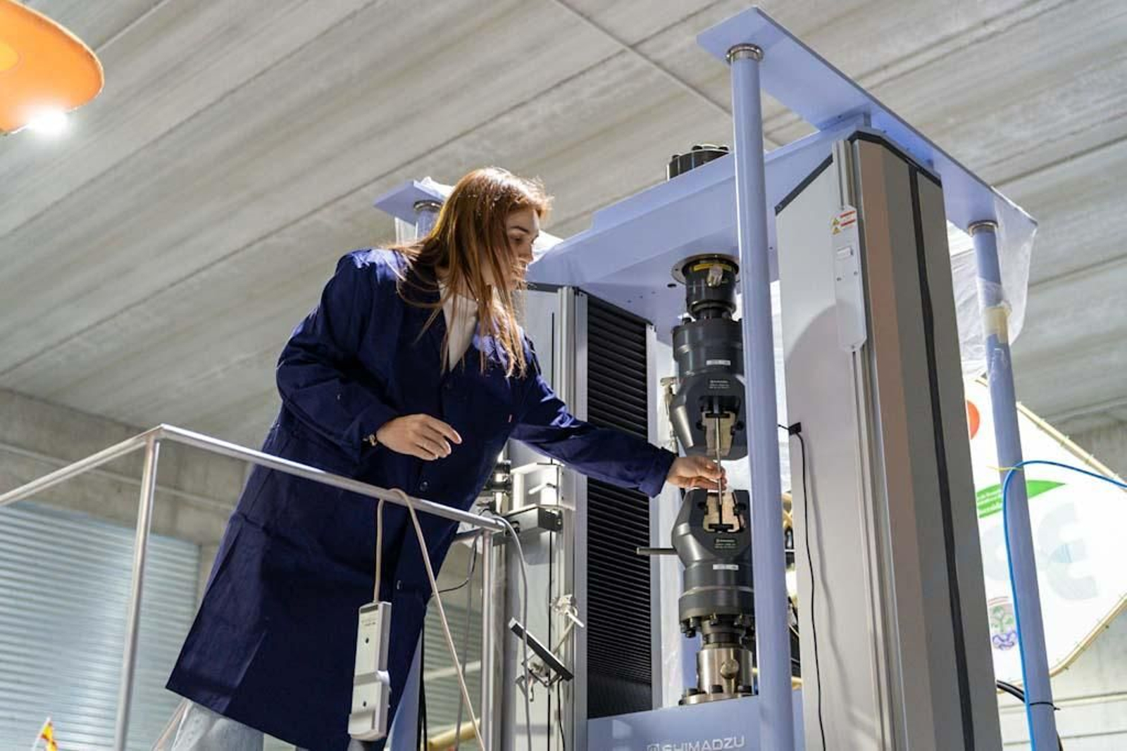 Imagen de archivo de una investigadora de Ingeniería Aeronáutica trabajando con equipamiento en la UVigo.