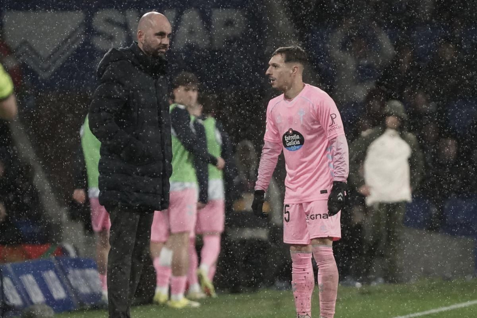 Claudio departe con Bryan Zaragoza en un momento del lluvioso encuentro de ayer en Anoeta.