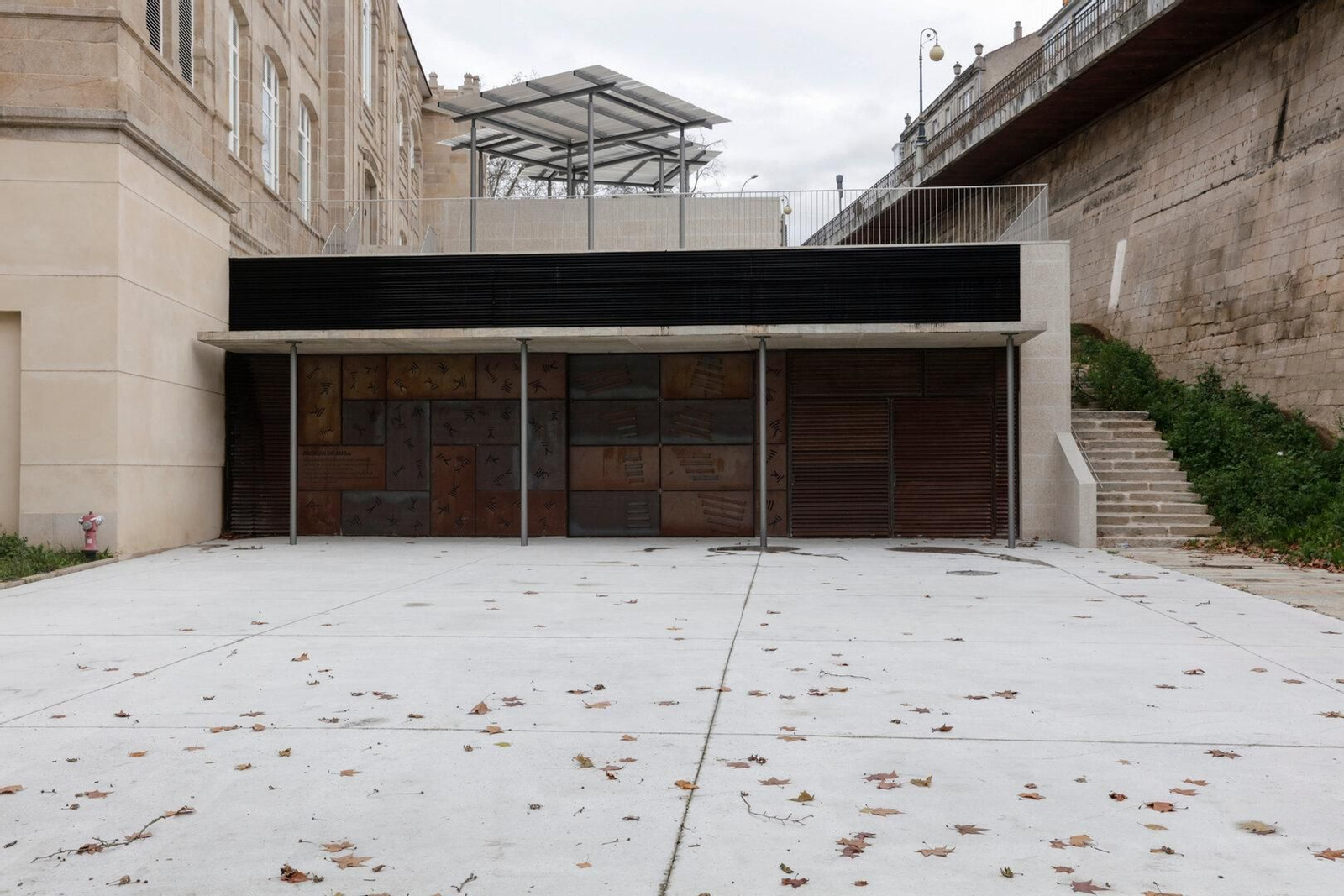 Exteriores de la Plaza de Abastos de Ourense.