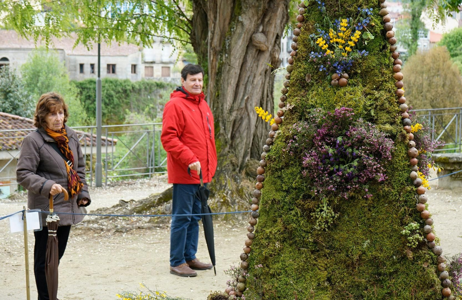 Una de las personas que han asistido para ver la exposición.