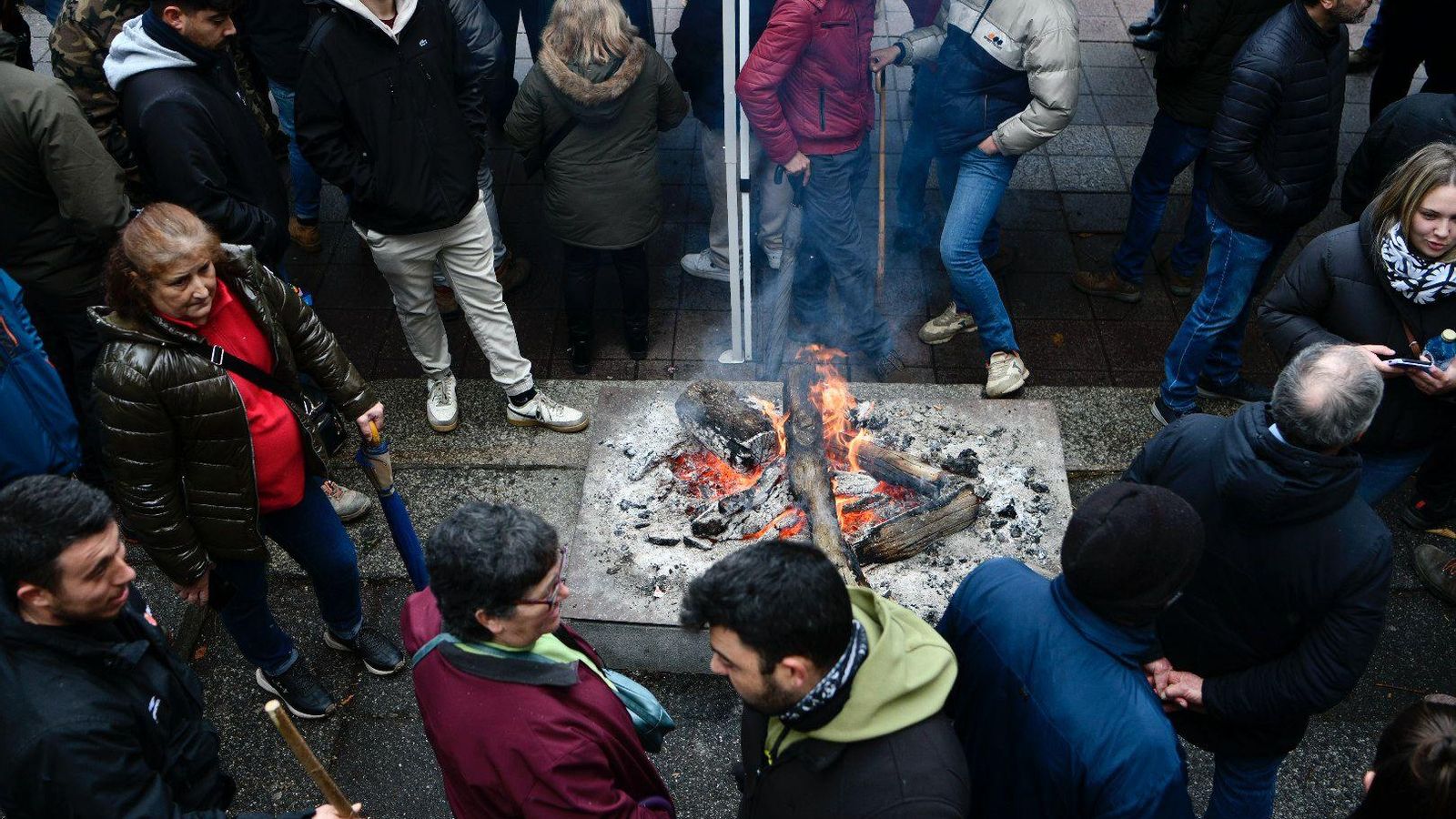 Hoguera improvisada por los asisetentes a las concentraciones