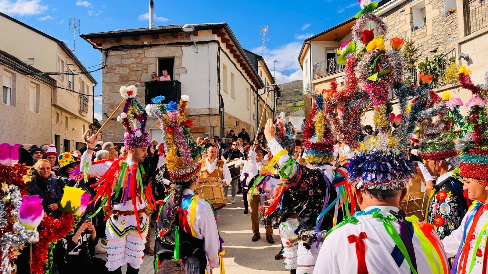 Galería | Vilariño de Conso inicia su gran día de Entroido con el desfile