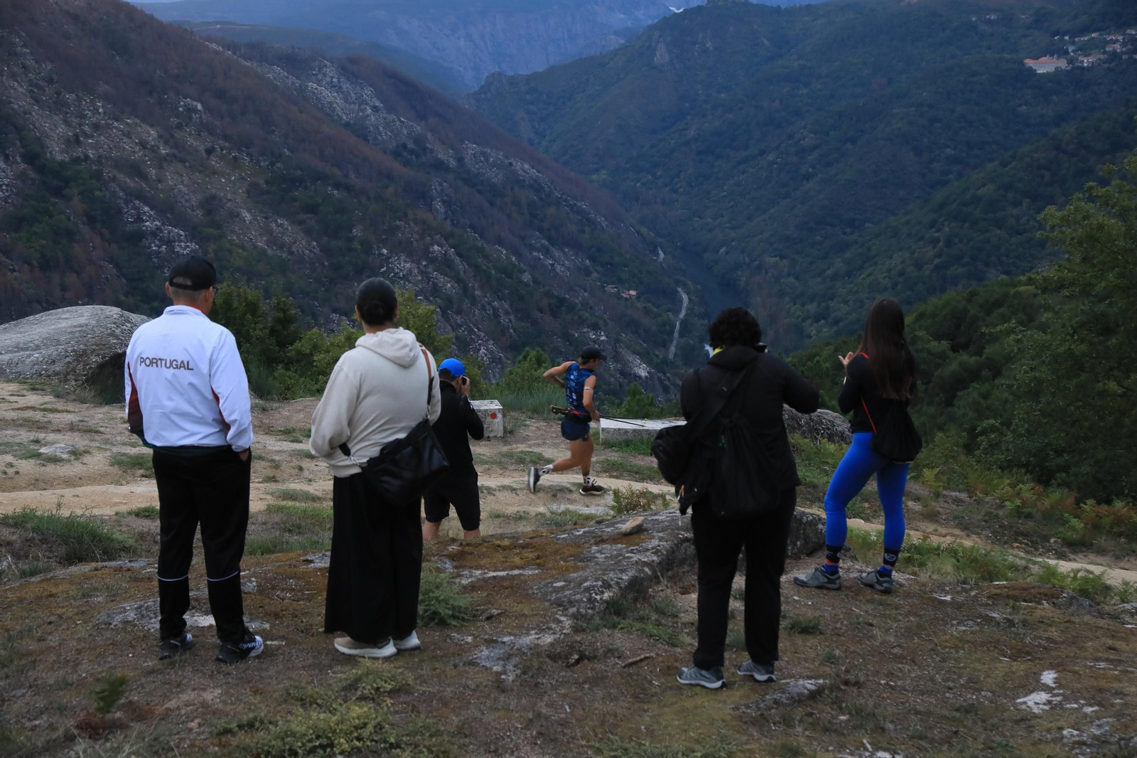 Galería | El Trail Ribeira Sacra cumple diez años y lo celebra entre montes y miradores, en fotos