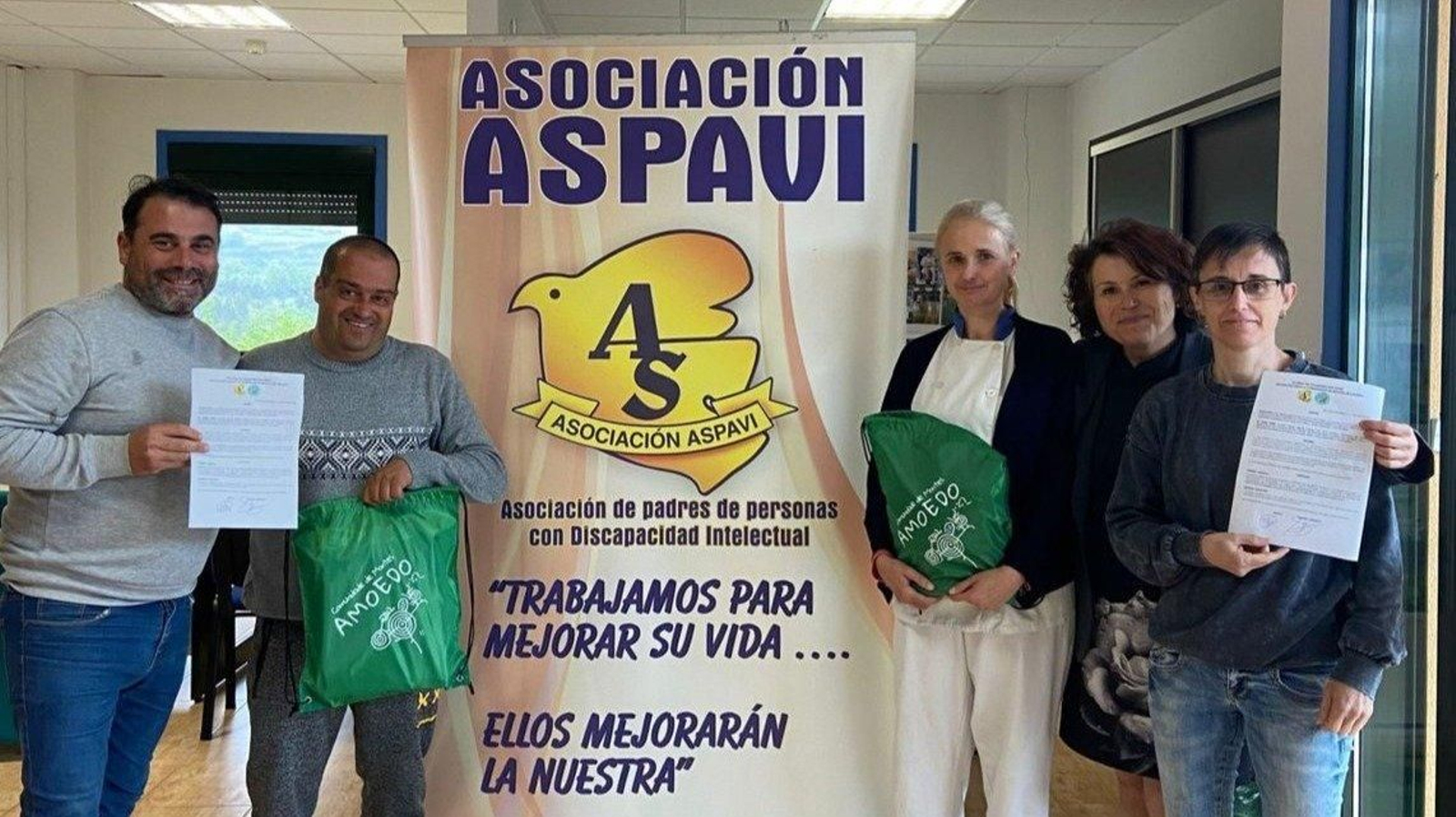 Miembros de Aspavi y comuneros tras la firma del convenio.