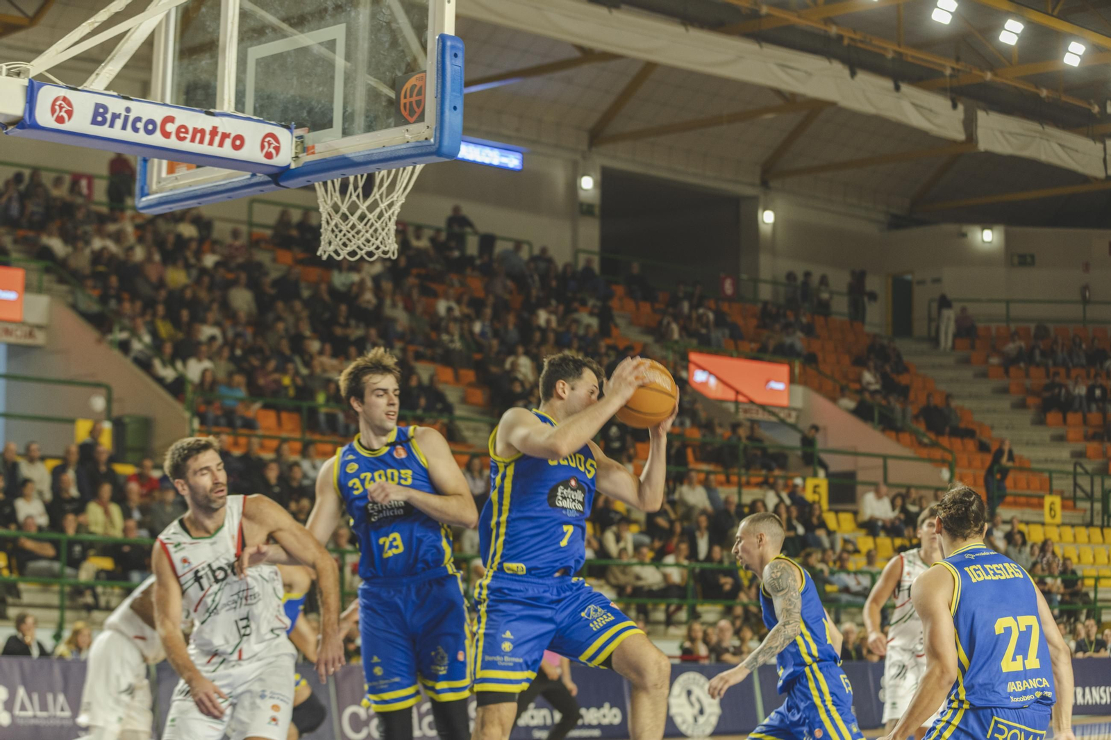 Galería | El COB asusta los fantasmas en Samaín y logra la victoria ante el Fibwi