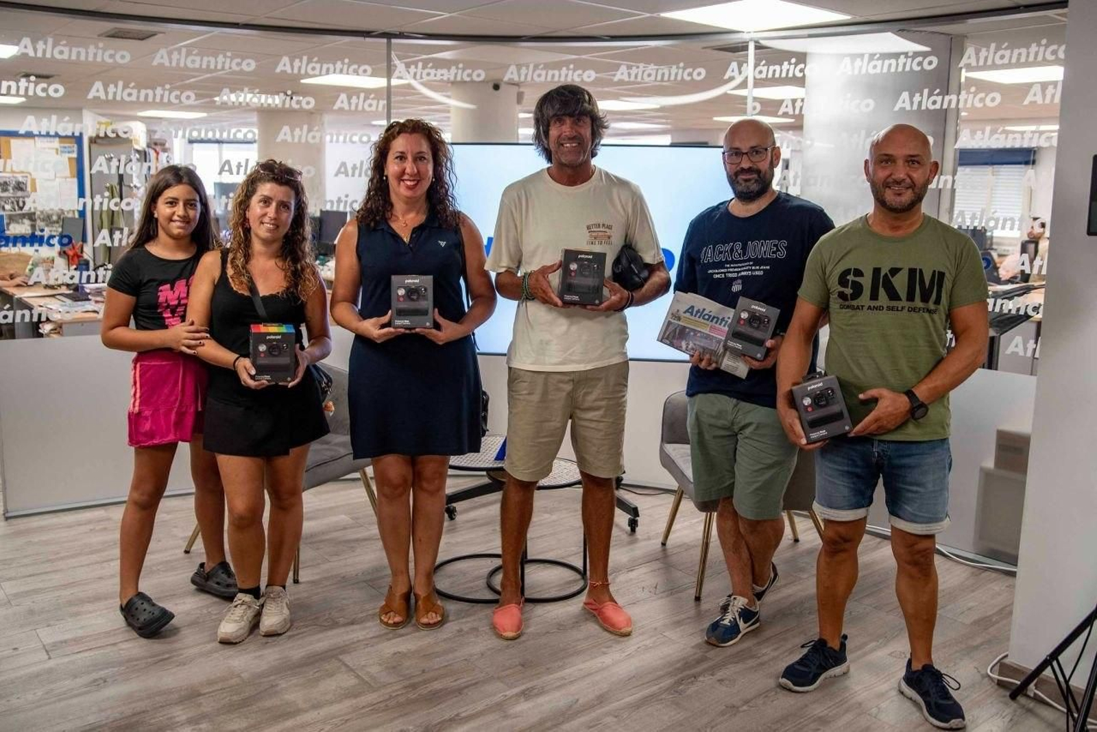 Los autores de las fotografías premiadas recibieron ayer sus cámaras en la redacción de Atlántico.