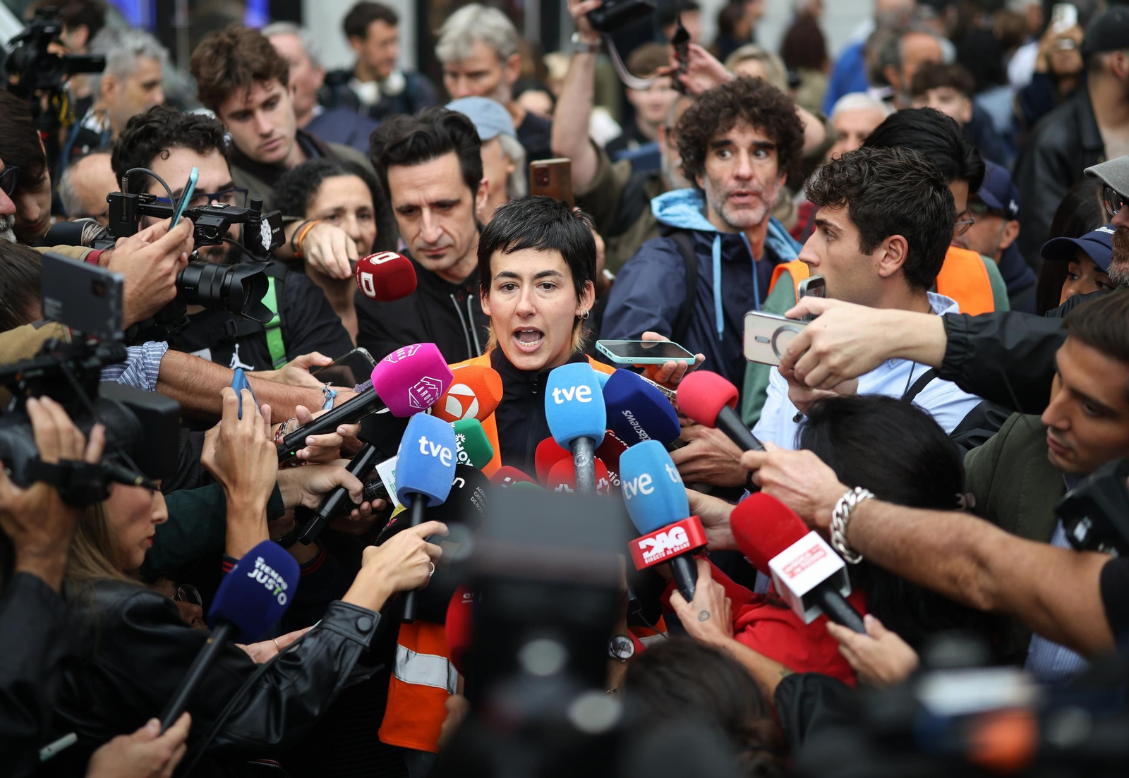 Manifestantes concentrados ante el cordón policial desplegado en los aledaños del Congreso de los Diputados durante la protesta en defensa del derecho a la vivienda
