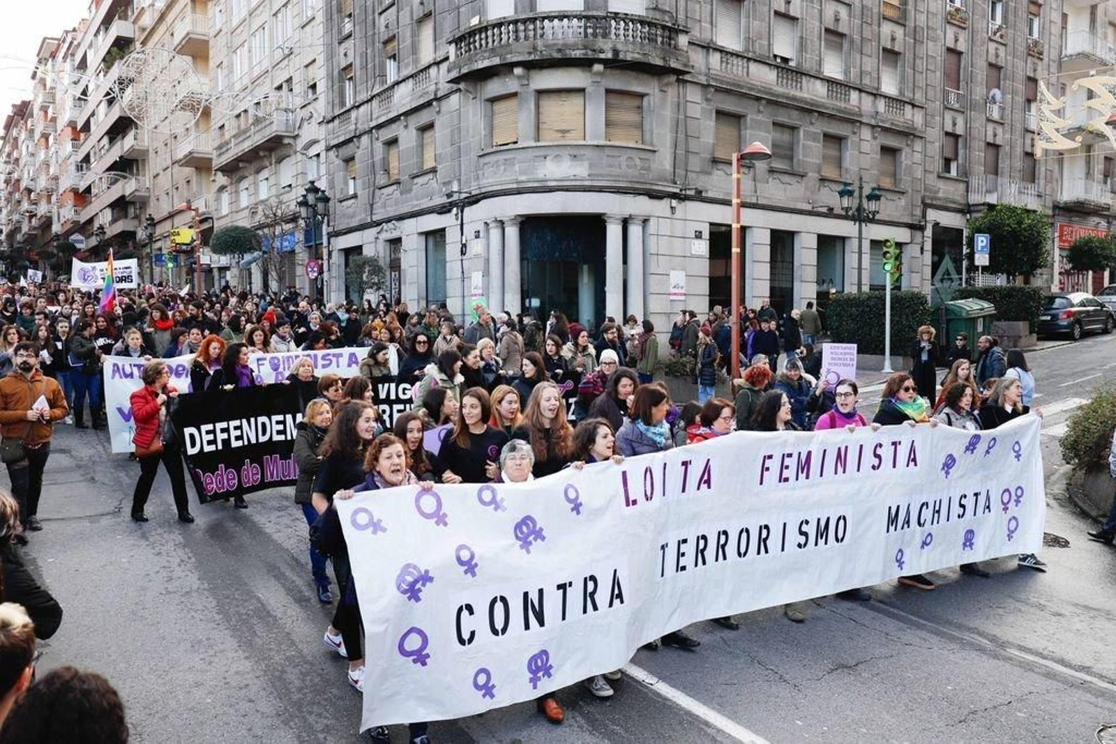 Vigo se echa a la calle contra la violencia de género, en el 25-M.