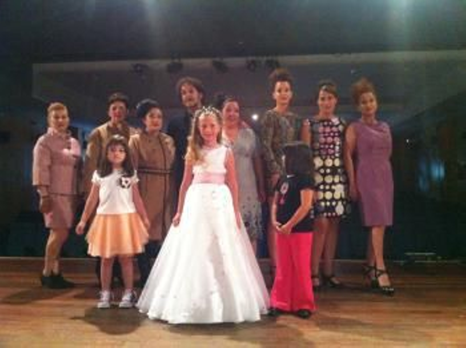 Cristóbal Vidal y sus alumnas que visten sus propios diseños. En el centro, el traje de comunión Rapuncel, de Paula García, que cerró la pasarela.
