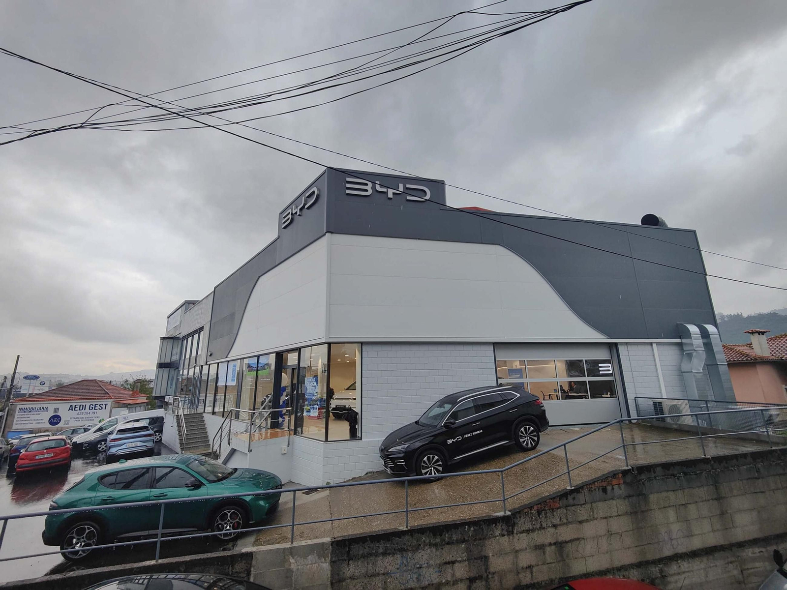 Concesionario con la marca BYD en la carretera de Camposancos en Vigo.
