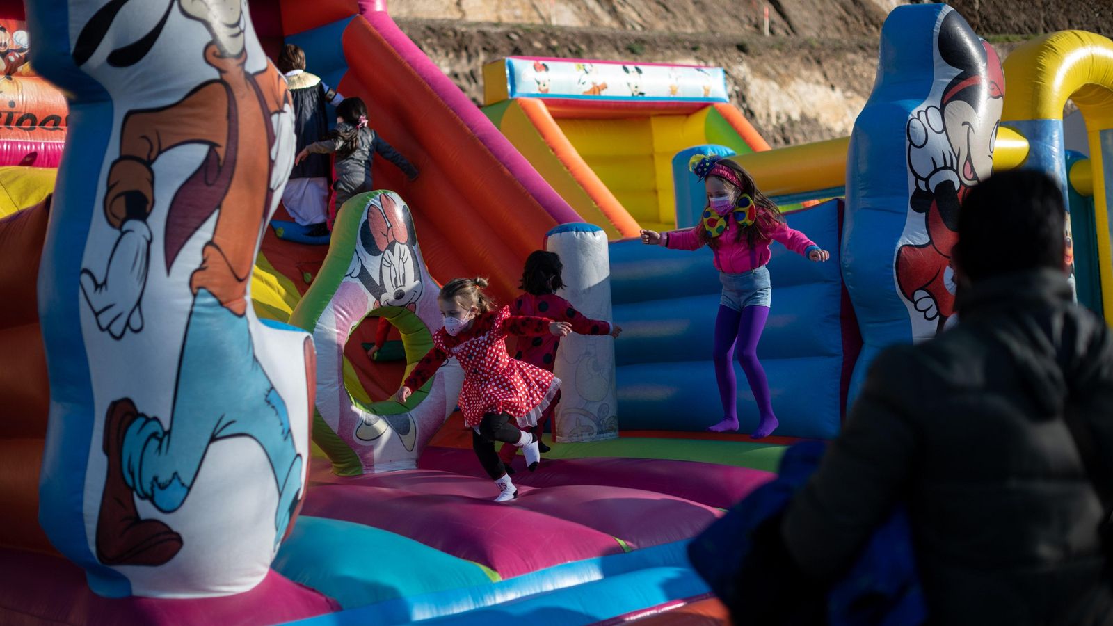 Los pequeños disfrutaron de las colchonetas. (O.P.)