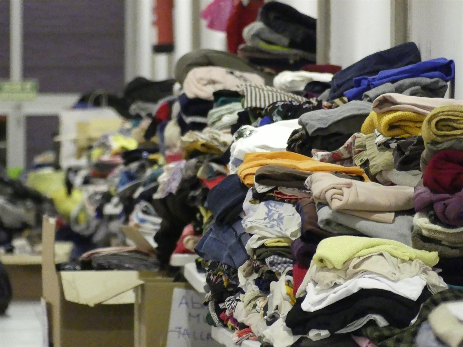 Almacén de ropa donada a los afectados por el volcán en La Palma. EFE/Miguel Calero