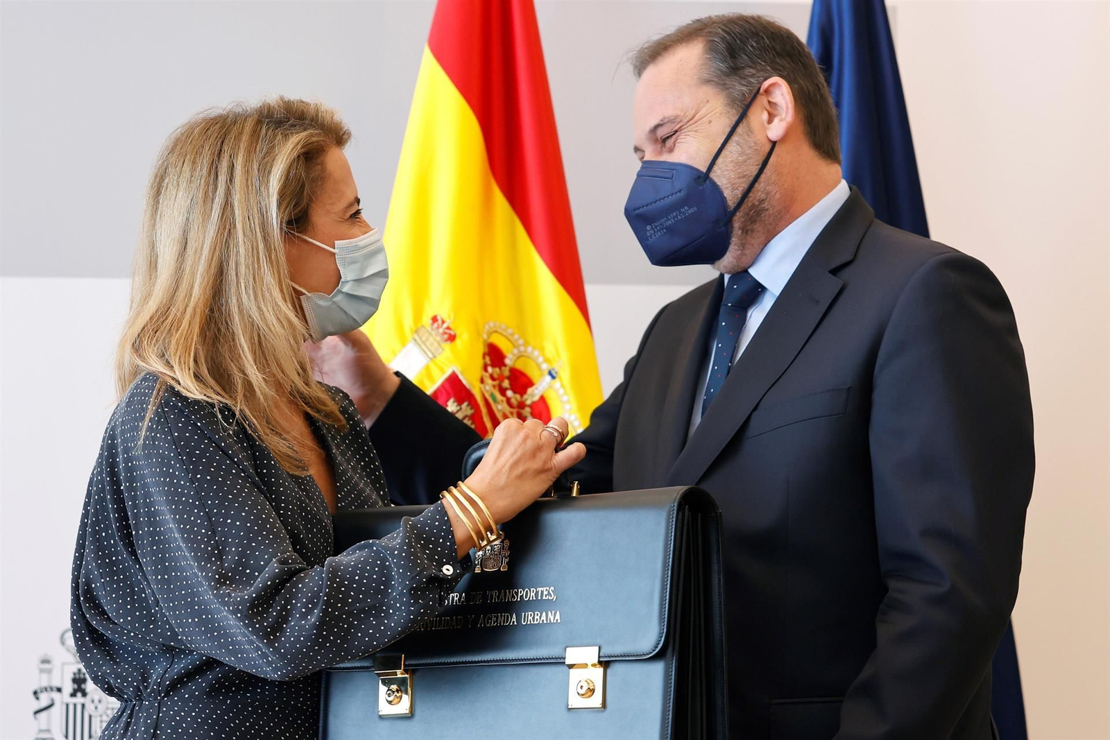 José Luis Ábalos entrega cartera a la nueva ministra de Transporte, Movilidad y Agenda Urbana, Raquel Sánchez.