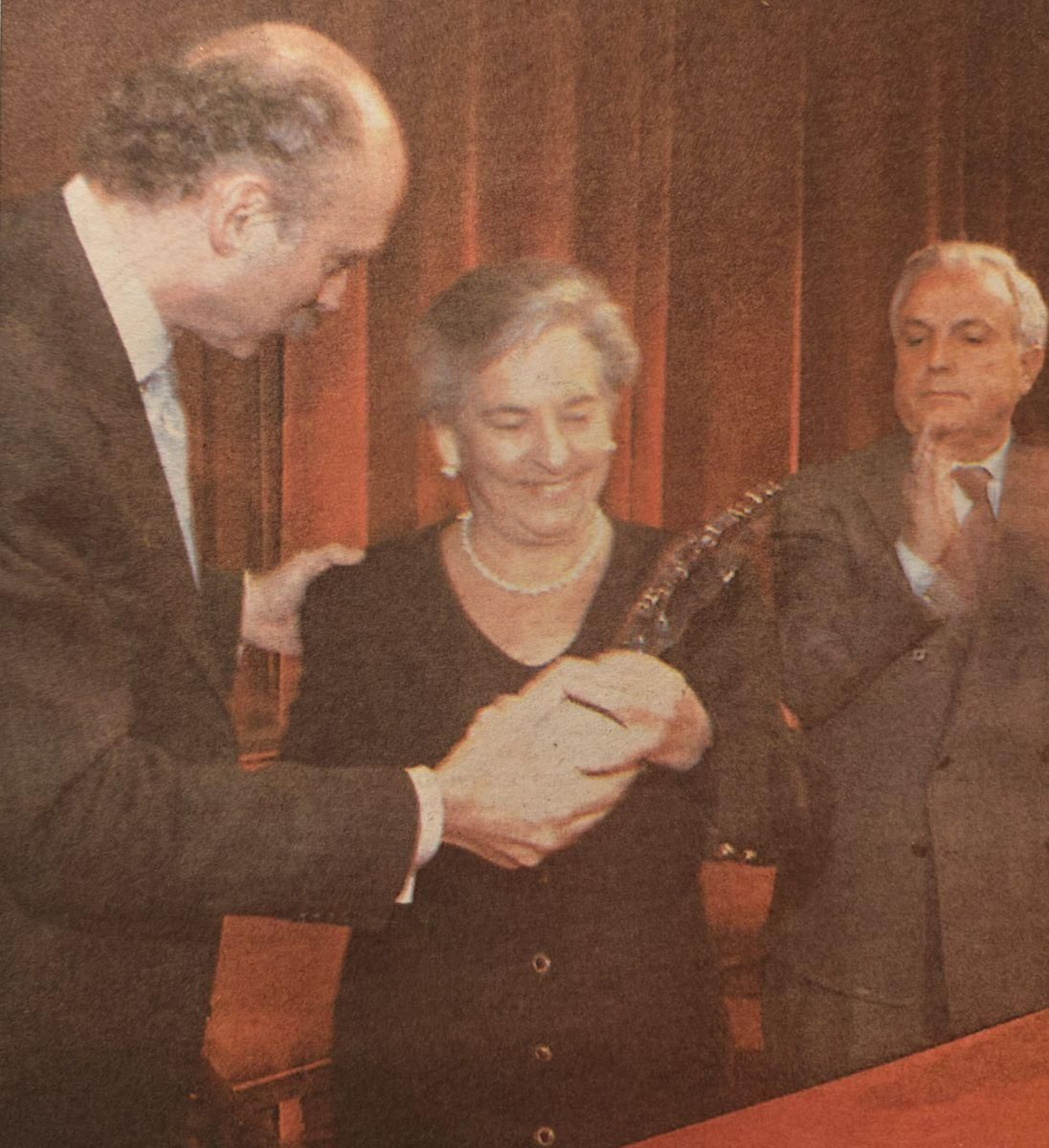 Josefina Malvido recibe la “Calpurnia” de manos de Manuel Cabezas, junto a José Luis Baltar.