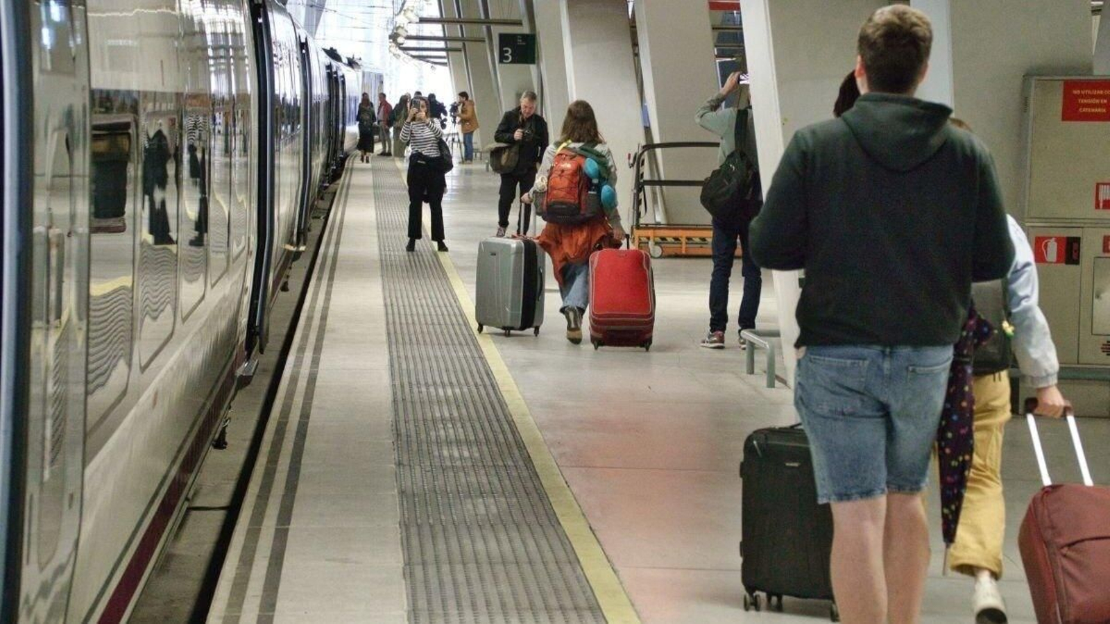 Usuarios de tren, en la estación de Vialia.