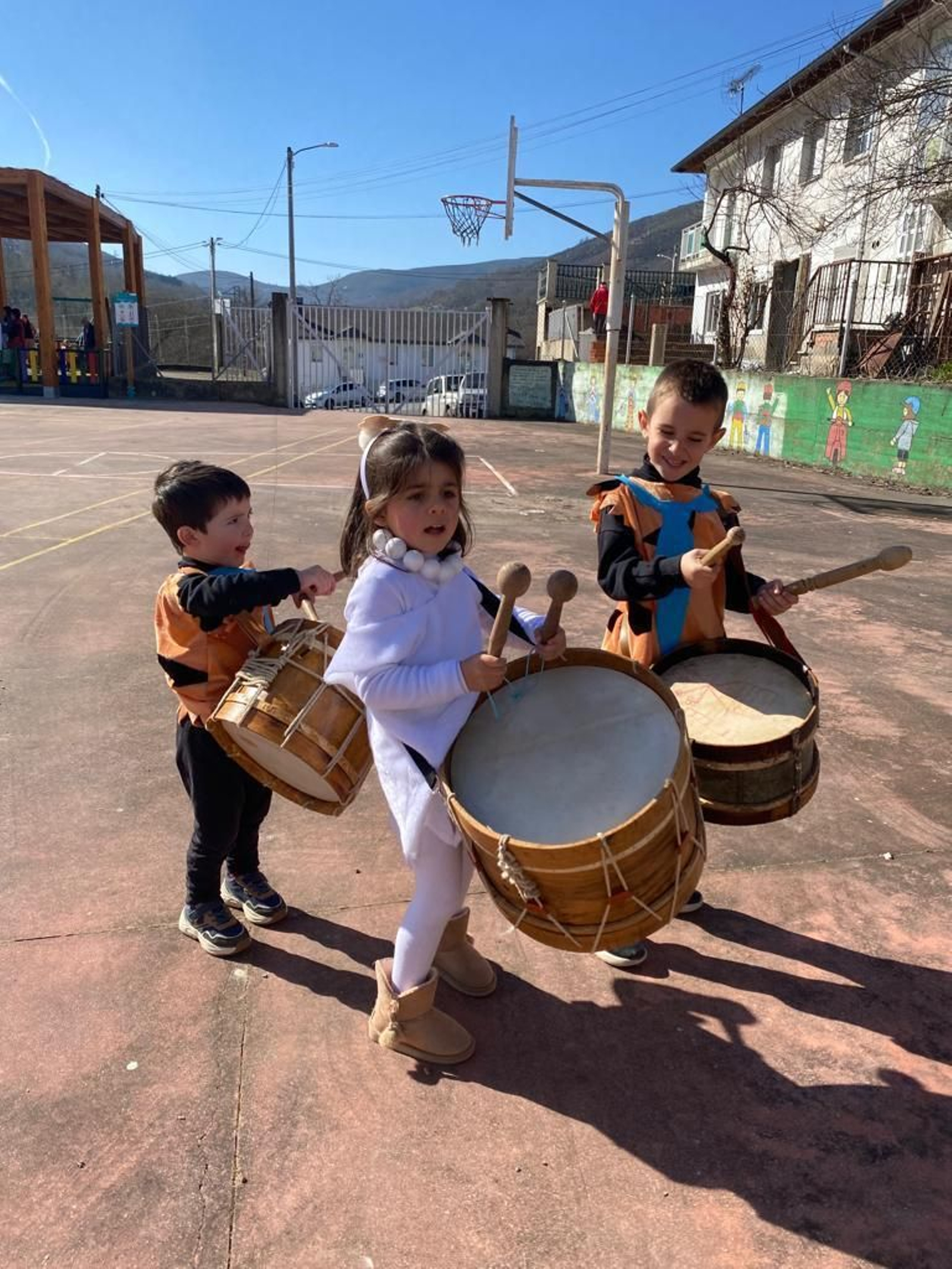 Desfile infantil en Vilariño de Conso acompañados por los Bolechas