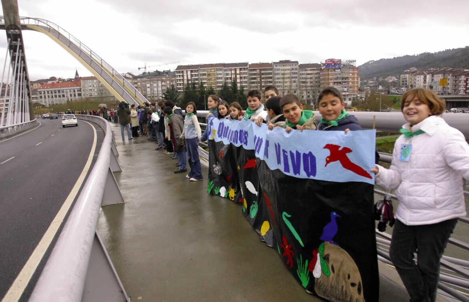 La construcción del emblemático Puente del Milenio hace 25 años cambiaba el skyline de Ourense, en fotos