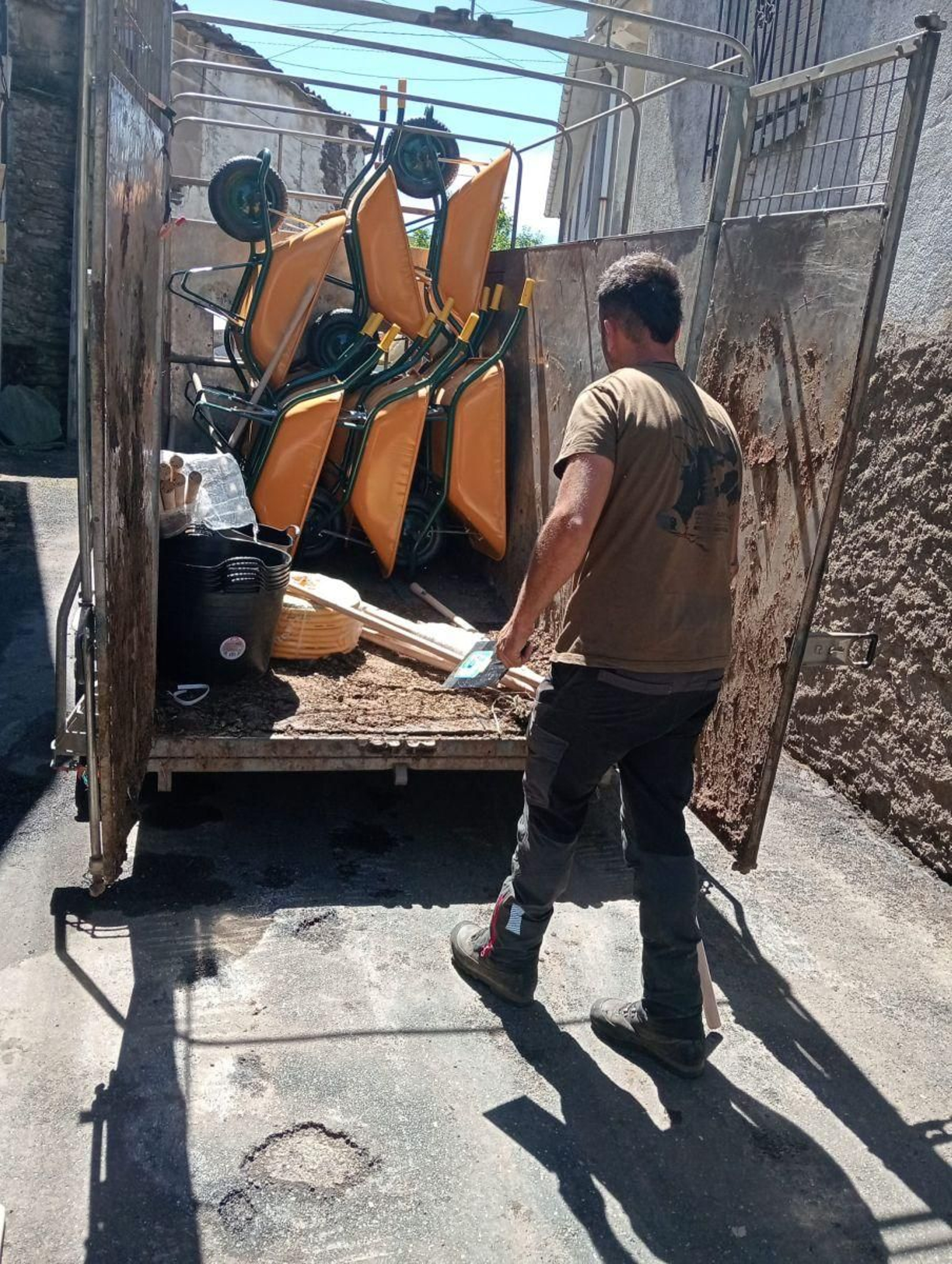 Miguel Gómez descargando carretillos en Pradocabalos.