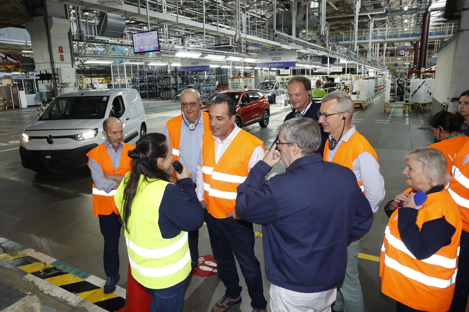 Antonio Filosa en su visita a la fábrica de Vigo el mes pasado.