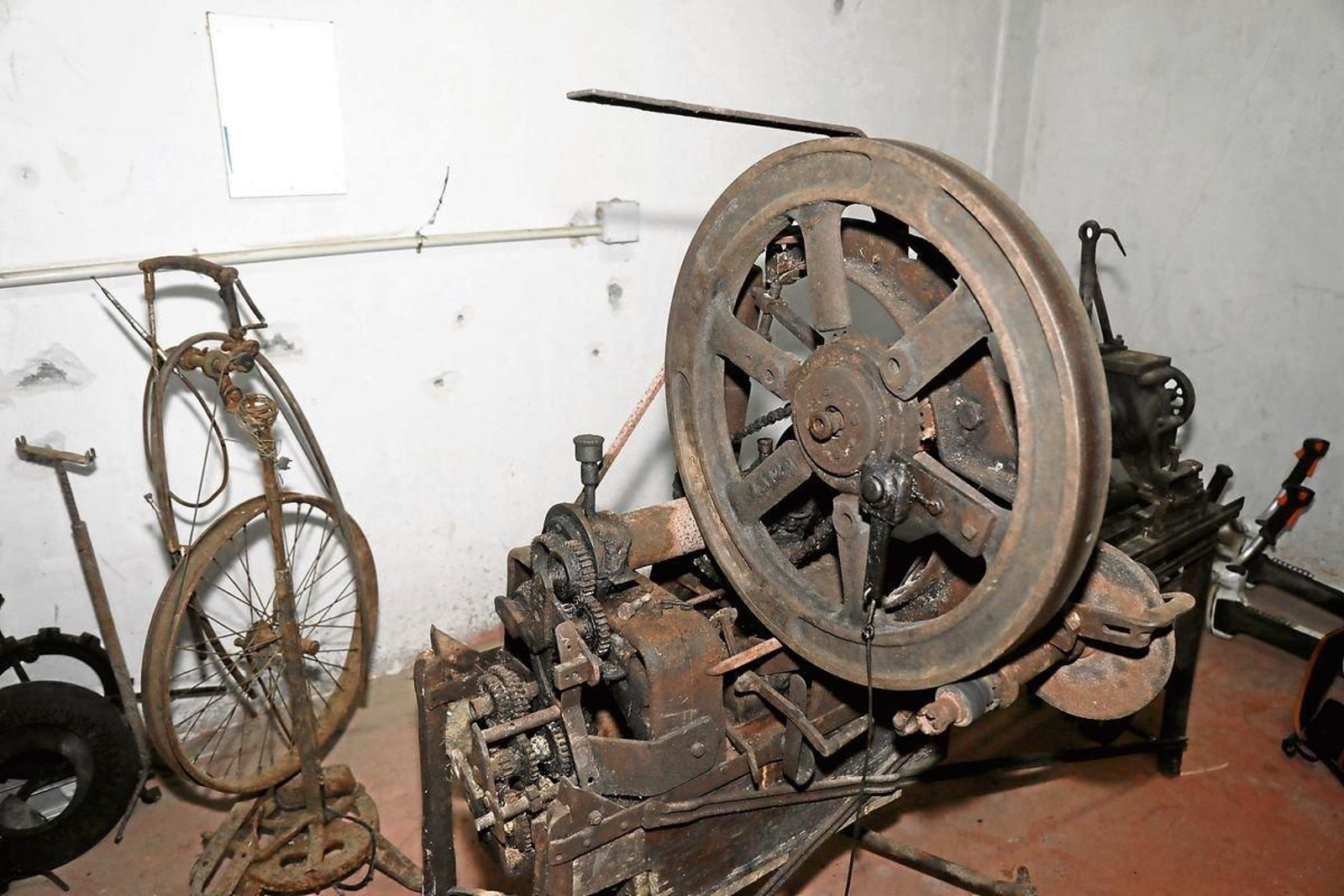 Uno de los artilugios creados por el genial vecino, la mesa de dentista. (JOSÉ PAZ)