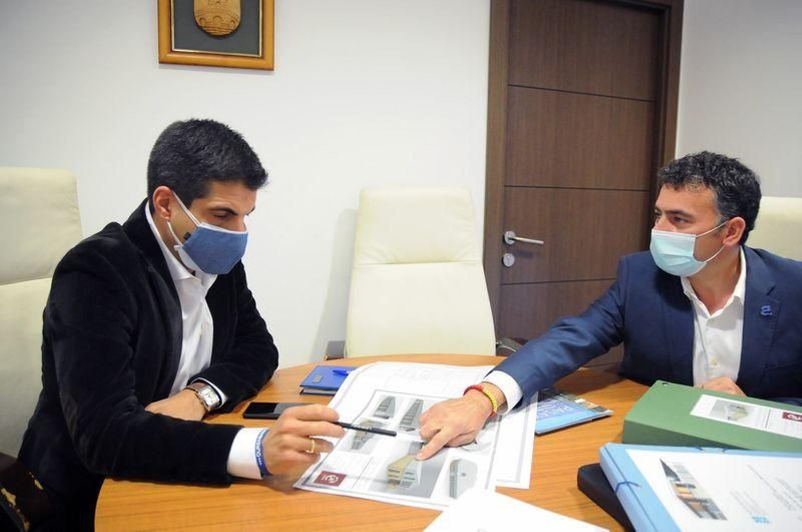 Gabriel Alén y Avelino Pazos durante la reunión que mantuvieron este lunes.