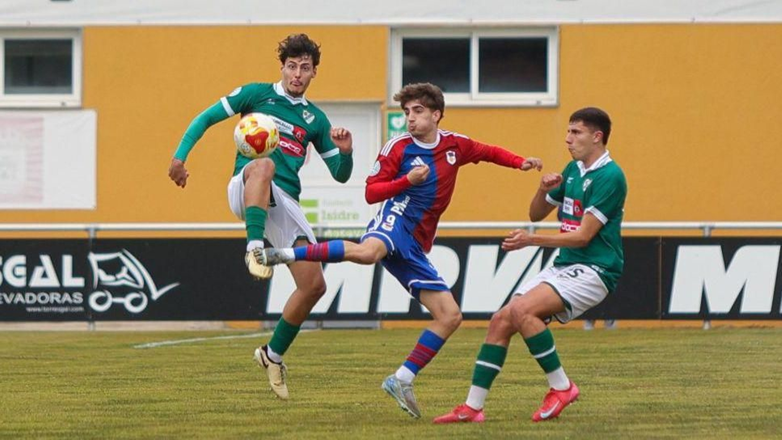 El entusiasmo del conjunto asturiano propició un partido muy reñido y con muchas disputas.